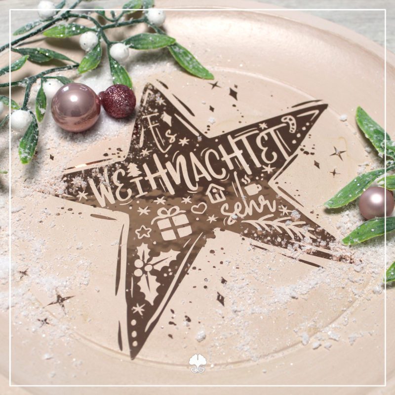 Das Motiv der Doodle Silhouetten "Stern" - Plotterdatei wurde aus einer metallisches Vinylfolie in rosegold geschnitten. Anschließend wurde es auf einem rosa Dekoteller aufgebracht.