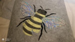 Wortspiel "Bee happy" - Plotterdatei