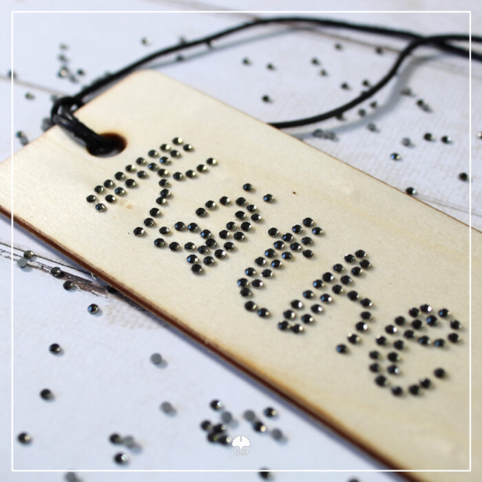 Strass "Alphabet Shine Bold" - Beispiel auf einem Lesezeichen aus Holz