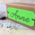 Strass "Alphabet Shine Script" - Beispiel auf einem Filzschild