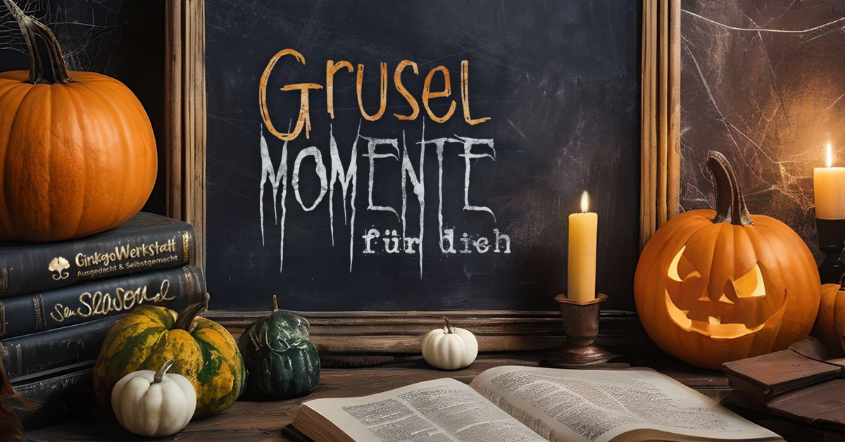 EIne alte Schiefertafel mit dem Schriftzug "Gruselmomente für dich - eine kreative Designercollab", Halloweenkürbissen und alten Büchern.