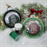 Zwei Papieranhänger mit Schüttelkartenfenster. Im Fenster befindet sich ein Button und Glitzer.