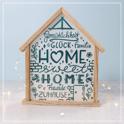 Beispiel für die Datei Lettering "Sweet Home". Der Spruch wurde aus Vinylfolie geschnitten und auf ein Häuschen aus satiniertem Acryl geklebt. Das Acryl ist umrahmt von Klötzchen, so dass das Haus stehen kann.