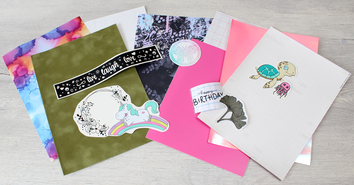 Es sind verschiedene Vinylfolien zu sehen. Darauf liegen Beispielmotive, welche bereits aus Vinyl mit dem Plotter geschnitten wurden.