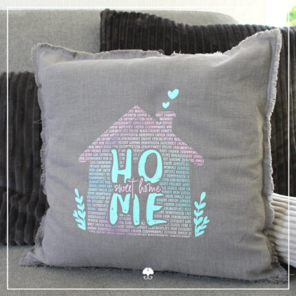 Ein Kissen wurde mit verschiedenen Flexfolien gestaltet. Abgebildet ist das Wortspiel "Home sweet Home" in rosa und türkisen Farbtönen.