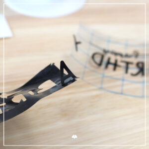 Beim Plotten mit Vinyl kann es passieren, dass sich Kleinteile irgendwo verkleben. Hier hat sich ein Buchstabe des Plotts in einem größeren Entgitterrest versteckt.