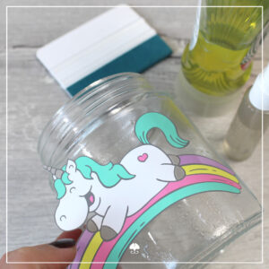 Es wird gezeigt, wie ein flächiger Plott mit Hilfe von Nassverklebung appliziert wird.