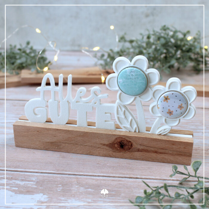 Abgebildet ist die 25er Buttonvariante der 3D Klötzchenschrift "Alles Gute" - 3D Druckdatei. Sie wurde mit Bucheklötzchen kombiniert und in weiß kombiniert gedruckt.