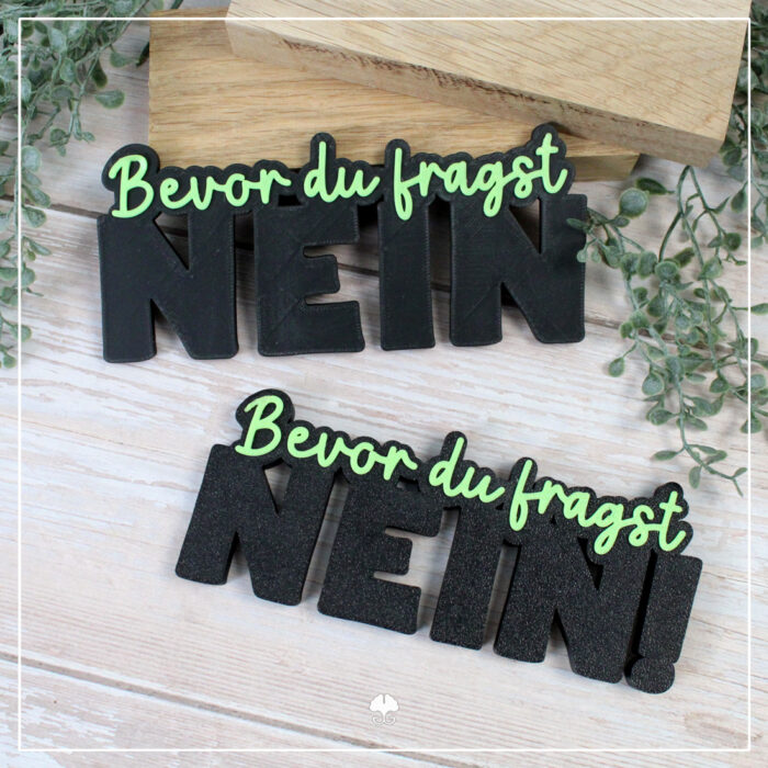 Beide Varianten der 3D Schrift "Nein" sind abgebildet. Kombiniert wurden hier schwarzes Filament für die Hauptbuchstaben und grünes Filament für das "Bevor du fragst".