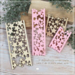 Zu sehen sind alle vier Varianten der 3D Klötzchendeko "Sterne" - 3D Datei. Die breiten Versionen wurden mit dem Laser aus Sperrholz geschnitten. Die schmalen Varianten wurden mit dem 3D Drucker gedruckt (extra Datei).