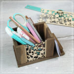 Mit der schmalen Variante für Miniklötzchen aus der Klötzchendeko "Sterne" - Laser-/Plotterdatei wurde eine Stiftebox angefertigt. Verwendet wurden dunkle Klötzchen.