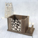 Mit der schmalen Variante für Miniklötzchen aus der Klötzchendeko "Sterne" - Laser-/Plotterdatei wurde eine Stiftebox angefertigt. Verwendet wurden dunkle Klötzchen.