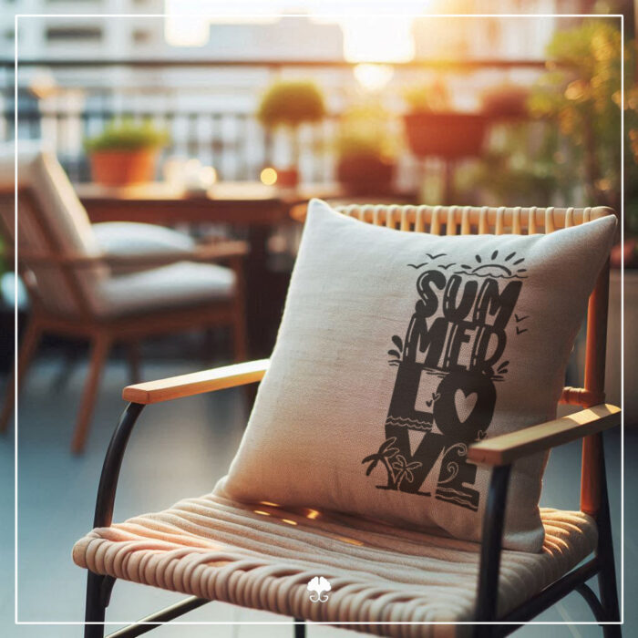 Das Lettering "Summerlove" auf einem Kissen auf einer Terrasse.