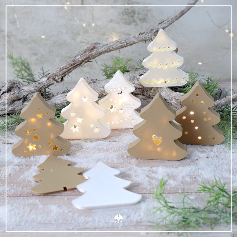Abgebildet sind alle sechs Varianten der 3D "Lichtertannen" - Druckdatei. Drei Tannen sind aus weißem Silk-Filament, die anderen drei aus holzfarbenem. Die haben alle unterschiedliche Muster mit Herzen, Sternen und Punkten.