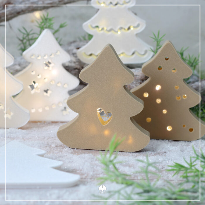 Nahaufnahme einer Lichtertanne mit Herz als Motiv aus der 3D "Lichtertannen" - Druckdatei. Sie wurde mit holzfarbenem Filament gedruckt.