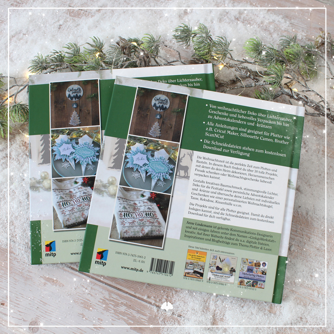 Zwei Exemplare vom Buch "Plotten für Weihnachten". Es ist die Rückseite zu sehen.