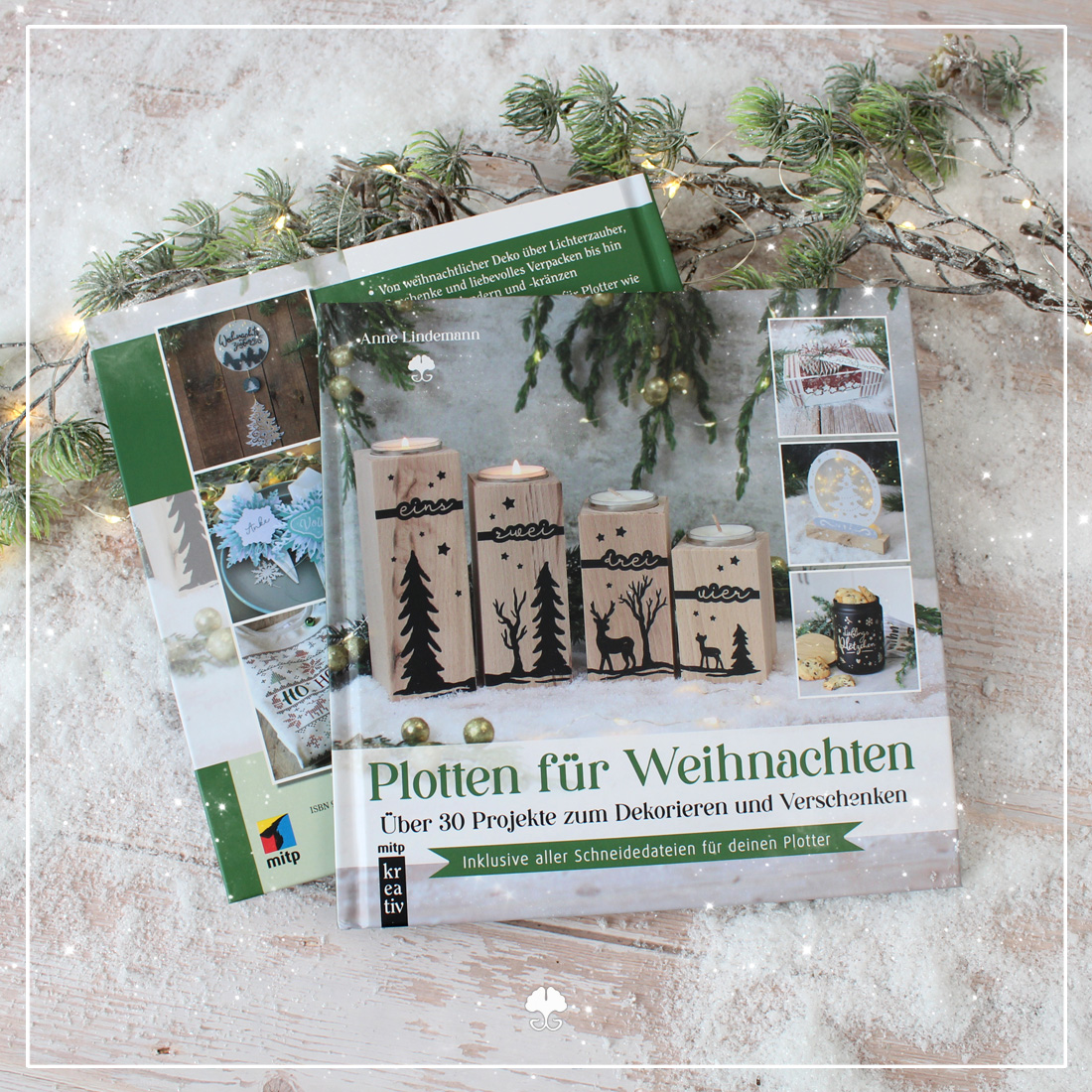 Zwei Exemplare vom Buch "Plotten für Weihnachten". Es ist einmal das Cover und einmal die Rückseite zu sehen.
