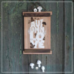 Ein Schild aus verschiedenen Klötzchen. Die dekorativen Elemente der Lettering "Autumnlove" - Plotterdatei wurden mit dem Laser graviert. Der Schriftzug selbst ist ein 3D-Druck in weiß. Kombiniert wurde es mit Minipilzen aus Keramikgießmasse.