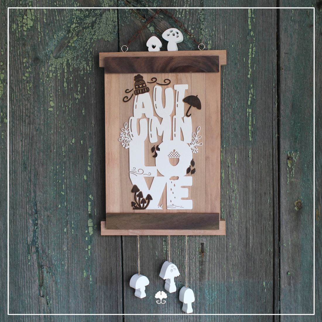 Lettering "Autumn Love" - Beispiel als 3D Druck auf einem Holzzschild Ein Schild aus verschiedenen Klötzchen. Die dekorativen Elemente der Lettering "Autumnlove" - Plotterdatei wurden mit dem Laser graviert. Der Schriftzug selbst ist ein 3D-Druck in weiß. Kombiniert wurde es mit Minipilzen aus Keramikgießmasse.