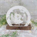 Die Mini-Lichterbogen "Winterfee" wurde aus weißem Aquarellpapier mit dem Plotter geschnitten. Das Motiv wurde mit dunklen Klötzchen kombiniert.