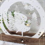 Detailansicht: Die Mini-Lichterbogen "Winterfee" wurde aus weißem Aquarellpapier mit dem Plotter geschnitten. Das Motiv wurde mit dunklen Klötzchen kombiniert.