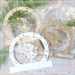 Zu sehen ist der Mini-Lichterbogen "Winterfee" in unterschiedlichen Materialvarianten. Aus Holz mit dem Laser geschnitten, aus Aquarellpapier mit dem Plotter geschnitten und aus holzfarbenem Filament mit dem 3D Drucker gedruckt.