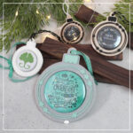 Abgebildet sind alle vier möglichen Varianten der Baumkugel Anhänger. Für Buttons von Badgematic der Größe 25, 32, 38 und 59. Alle Buttons sind per Magnet in einer 3D gedruckten Bumkugel eingelegt.