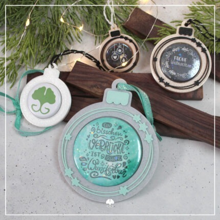 Abgebildet sind alle vier möglichen Varianten der Baumkugel Anhänger. Für Buttons von Badgematic der Größe 25, 32, 38 und 59. Alle Buttons sind per Magnet in einer 3D gedruckten Bumkugel eingelegt.