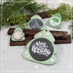 Abgebildet sind alle vier möglichen Varianten der Tannenbaum Anhänger. Für Buttons von Badgematic der Größe 25, 32, 38 und 59. Alle Buttons sind per Magnet in einem 3D gedruckten Tannenbaum eingelegt.
