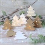 Abgebildet sind alle sechs Varianten der 3D "Lichtertannen" - Druckdatei. Drei Tannen sind aus weißem Silk-Filament, die anderen drei aus holzfarbenem. Die haben alle unterschiedliche Muster mit Herzen, Sternen und Punkten.