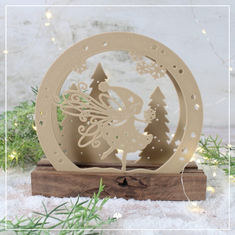 Die 3D Winterfee wurde aus holzfarbenem Filament gedruckt und dunklen Klötzchen komibiniert. In dieser Variante hat das Kleid Schneeflocken.