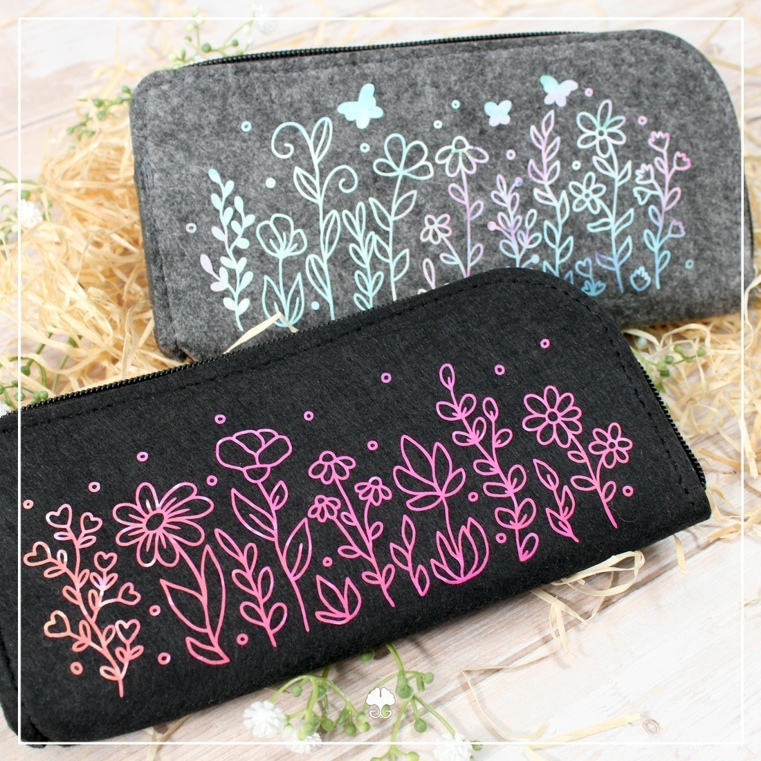 Floral "Wildblumenwiesen" v1 Zwei Filzmäppchen für Stifte o.ä. welche mit den Blumen der Floral "Wildblumenwiesen" v1 einseitig beplottet wurden.