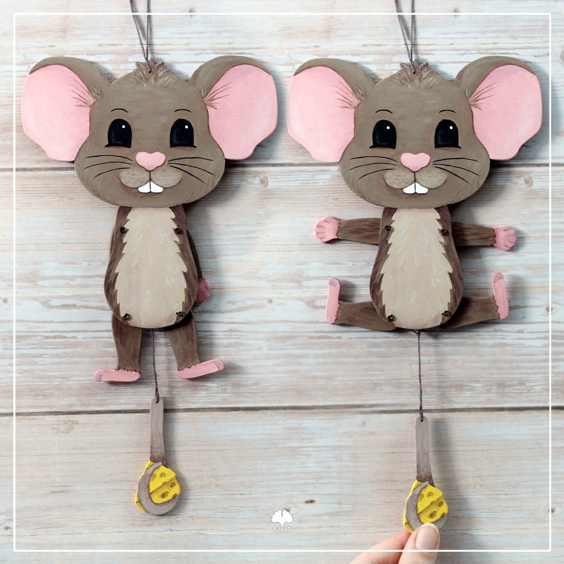 Hampelbauernhof „Maus“ - Kreativdatei Abgebildet ist eine Hampelfigur aus Holz. Die Hampelbauernhof "Maus" wurde mit der Laubsäge ausgesägt und dann mit Acrylfarben bemalt. Zu sehen ist die Figur im Ruhezustand und wenn sie hampelt.