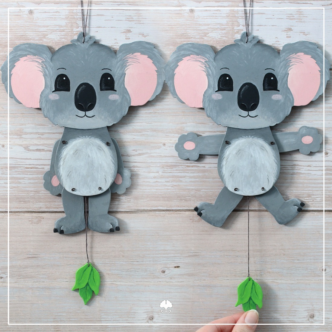 Hampelzoo „Koala“ - Kreativdatei Abgebildet ist eine Hampelfigur aus Holz. Der Hampelzoo "Koala" wurde mit der Laubsäge ausgesägt und dann mit Acrylfarben bemalt. Zu sehen ist die Figur im Ruhezustand und wenn sie hampelt.