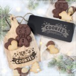 Beispiel für die Datei Lettering "Cookies akzeptiert". Der Spruch wurde sowohl auf ein kleines Holzbrettchen, als auch eine Metalldose mit dem Laser graviert.