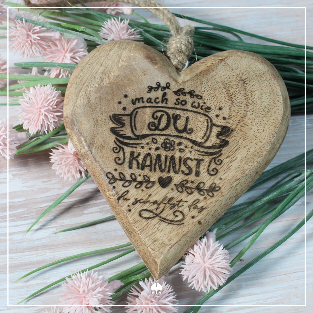 Lettering "Du kannst" - Plotterdatei Beispiel für die Datei Lettering "Du kannst". Der Spruch wurde mit dem Laser auf ein hölzernes Herz zum anhängen graviert.