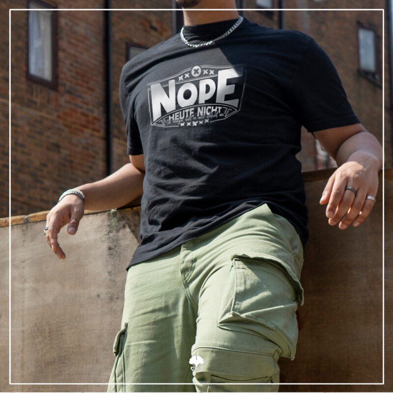 Beispiel für die Datei Lettering "Nope heute nicht". Zu sehen ist ein Mann, der den Spruch auf einem T-Shirt zu stehen hat.