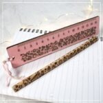 Minibanderole "Schule" - als Lasergravur auf einem Lineal und Bleistift aufgebracht.