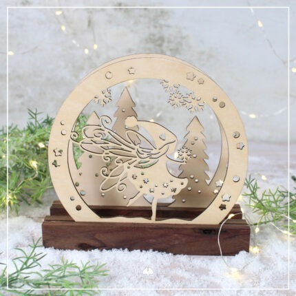 Die Mini-Lichterbogen "Winterfee" wurde aus Sperrholz mit dem Laser geschnitten. Das Motiv wurde mit dunklen Klötzchen kombiniert.