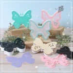 Zu sehen sind verschiedenen Varianten der Schmetterlinge aus der Datei Mix'n Match "Schmetterlingsliebe". Diese lassen sich mit dem Plotter, Laser und 3D-Drucker umsetzen. Als Material funktionieren Papier, Acryl, Holz, Filament uvm. Außerdem sind die Formen so abgestimmt, dass sie zur Silikonform von Insle Kreativ passen.