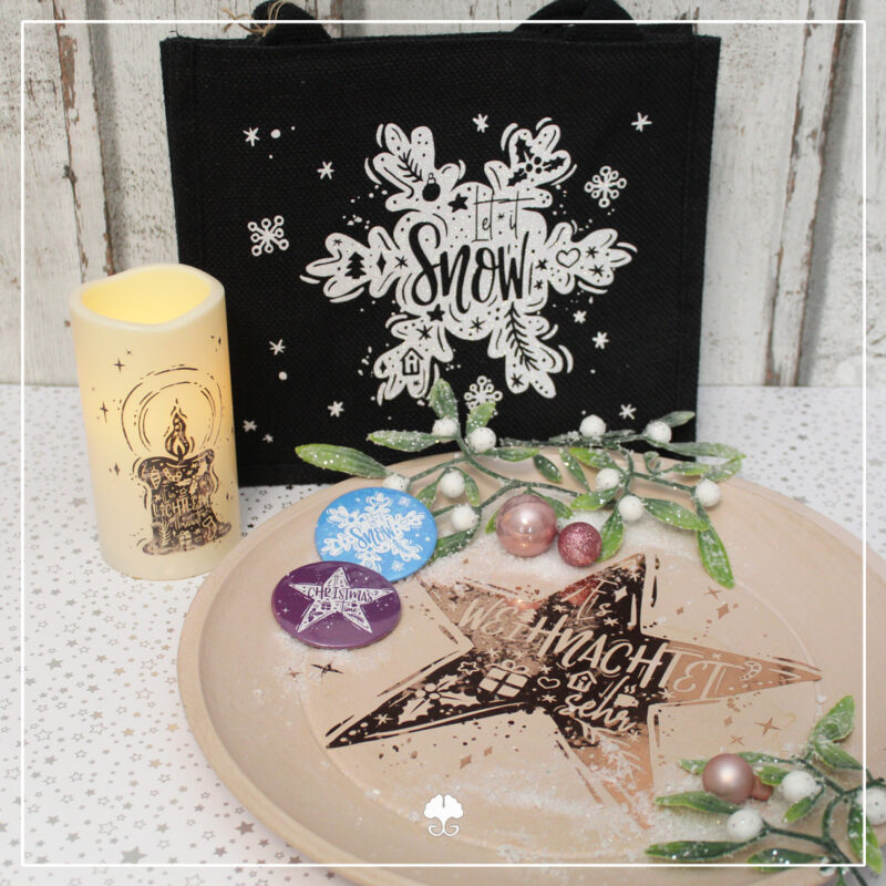 Zu sehen sind verschiedene Umsetzungen der Dateien aus der Doodle Silhouetten "Bundle" - Plotterdatei. Unter anderem sind eine Jutetasche mit weißem Glitzerplott, eine LED-Kerze mit einem Vinylplott in Holzoptik und ein rosa Teller mit einem Plott aus Metallicfolie zu sehen.