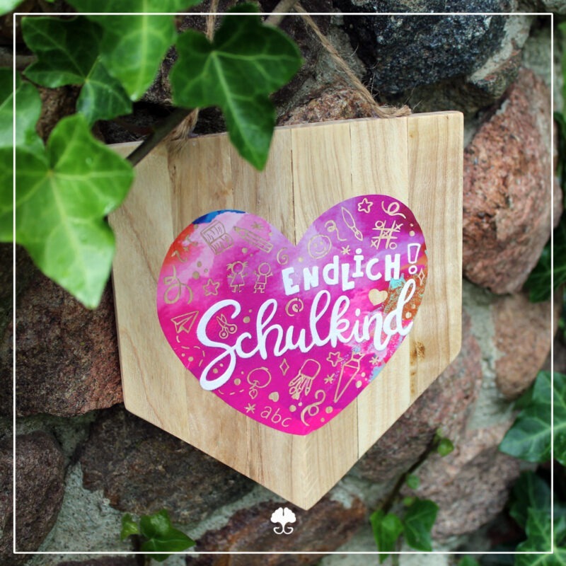 Beispiel für die Doodle Silhouetten "Schulkind" - Plotterdatei. Das Motiv wurde aus Flexfolie geschnitten und dann auf einem Wimpel aus Klötzchen aufgepresst.