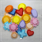 Zusehen sind alle Varianten der Datei Papier Rosetten - Bastelvorlage. Herzen, Blumen, runde, ovale und viele andere Formen wurden mit einfarbigen Papier umgesetzt.