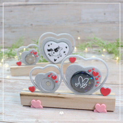 Abgebildet sind zwei Varianten der 3D Klötzchenschrift "Herzen" für unterschiedliche Buttons. Sie wurden aus grauem Filament gedruckt. Als Highlight sind die Herzen in schimmernden Pink gedruckt.