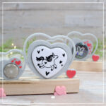 Zu sehen ist eine Nahaufnahme einer gedruckten Variante der 3D Klötzchenschrift "Herzen". Sie wurden aus grauem Filament gedruckt. Als Highlight sind die Herzen in schimmernden Pink gedruckt.