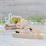 Abgebildet sind zwei Varianten der 3D Klötzchenschrift "Love" für unterschiedliche Buttons. Sie wurden aus weißem und pfirsichfarbenem Filament gedruckt. Einmal in einer Silkvariante. Die Herzen sind Rosa und schwarz umgesetzt.