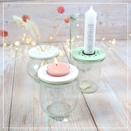 Weckglas mit weißem 3D-Druck-Einsatz für ein rosa Teelicht und daneben ein Glas mit Stabkerze "Wunscherfüller".