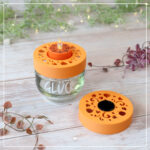 Glück-Glas mit 3D-gedrucktem Aufsatz als Teelichthalter mit herbstlichem Kürbismotiv.