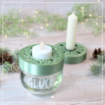 Glück-Glas mit 3D-gedrucktem Aufsatz als Teelichthalter mit weihnachtlichem Tannenmotiv.