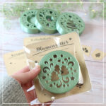 Verkaufsfertig verpackter 3D-gedruckter Blumenretter-Aufsatz in Folienbeutel mit hübschem Karton-Einleger.